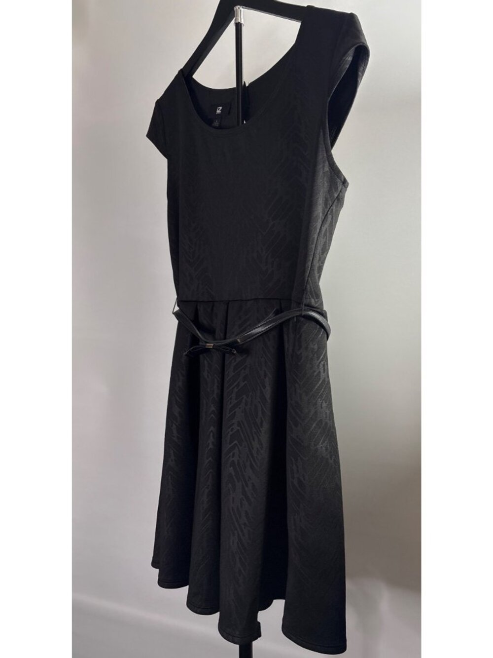 IZ BYER WOMEN'S SKATER BLACK KEYHOLE BACK SCUBA KNIT SHORT SLEEVE DRESS SIZE L - Picture 3 of 16